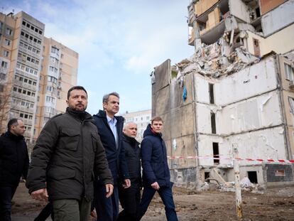 El presidente de Ucrania, Volodímir Zelenski, y el primer ministro griego, Kyriakos Mitsotakis, durante el encuentro de ambos este miércoles en Odesa.