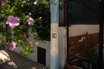 A light pole decorated with the colors of the Argentina national team and the number of its captain, on a street in Rosario.