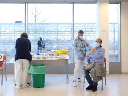 Una persona recibe una vacuna de refuerzo contra la covid-19, en el Hospital Infanta Sofía de San Sebastián de los Reyes (Madrid), el pasado 30 de diciembre.
