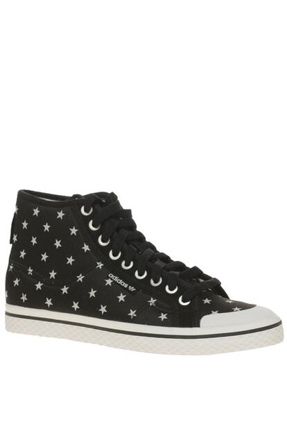 Zapatillas de Adidas con estampado de estrellas. (71 euros)