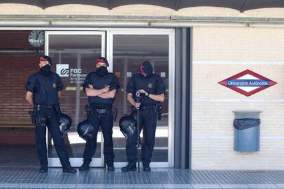 Mossos en la Universidad Autónoma de Barcelona durante las elecciones al rectorado.