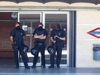 Mossos en la Universidad Autónoma de Barcelona durante las elecciones al rectorado.