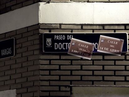 Carteles colgados por el Foro por la Memoria sobre la placa original.
