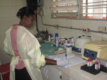 El centro de salud ha ido creciendo y ahora tiene su propio laboratorio en el que se realizan los análisis básicos.