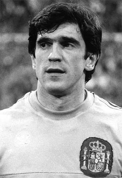 Luis Miguel Arconada (San Sebastián, 26 de junio de 1954) disputó con la selección española 68 partidos oficiales en los que encajó sólo 67 goles. Con su equipo, la Real Sociedad, jugó desde 1974 a 1989, logrando 2 ligas (1981 y 1982) y 1 Copa del Rey (1987). Su identificación con la afición <i>txuri-urdin</i> fue tal que para la historia ha quedado un famoso cántico en su honor: "No pasa nada, tenemos a Arconada".