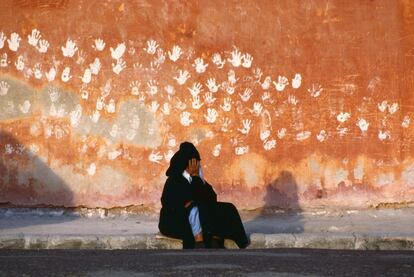 Bruno Barbey es un fotógrafo de origen francés nacido en Marruecos. A lo largo de su vida, se dedicó a retratar el país de su niñez con gran intensidad. En la foto, un hombre mayor está sentado en la acera en la ciudad portuaria de Esauira, en 1982.