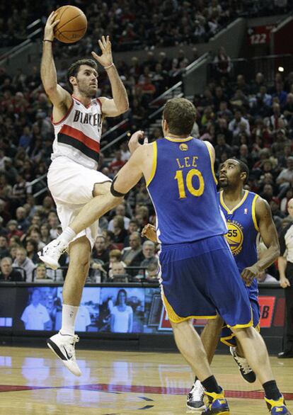 Rudy Fernández tira a canasta en el partido de anoche ante Golden State