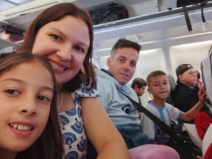 Adela Taberneiro y Yhosvany Hernandez Fernandez, junto a sus hijos Lía Fernanda y Ulises, en el avión de camino a Venezuela.
