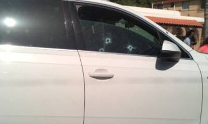 Estado en que quedó el coche del empresario español tras ser tiroteado.
