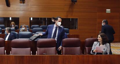 Isabel Díaz Ayuso conversa con Ignacio Aguado durante el pleno en la Asamblea de Madrid el 29 de abril de 2020.