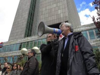 La práctica totalidad de la plantilla de Caja3 en Zaragoza ha vuelto a protagonizar hoy un paro de una hora para expresar su oposición al plan de reestructuración de la entidad, que prevé 592 despidos y el cierre de 187 oficinas, y exigir a la dirección una negociación "real".