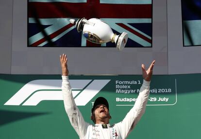 Lewis Hamilton celebra en el podium la victoria del GP de Hungría.