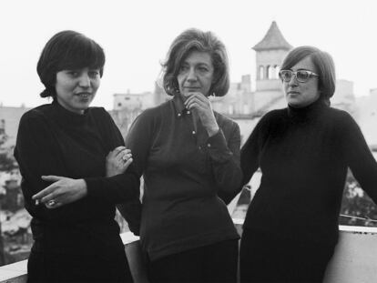 Ana María Matute, en el centro, con Ana María Moix, a la izquierda, y Esther Tusquets en la casa de la primera en Sitges en 1970.