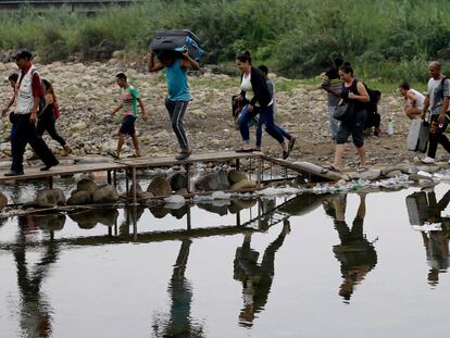 Algunos migrantes venezolanos cruzan rumbo a Colombia, cerca del puente internacional Simón Bolívar, en una imagen de 2019.