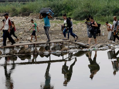 Algunos migrantes venezolanos cruzan rumbo a Colombia, cerca del puente internacional Simón Bolívar, en una imagen de 2019.