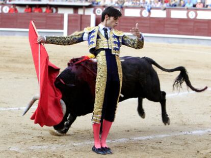 Víctor Barrio, con el primero de su lote ayer en Las Ventas.