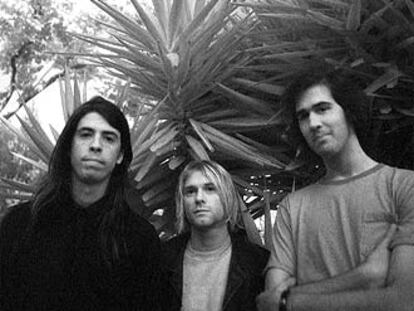 Los componentes de Nirvana, con Kurt Cobain en el centro.