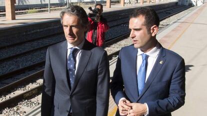 El ministro de Fomento, Íñigo de la Serna, junto al alcalde de Almería, Ramón Fernández.
