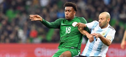 Mascherano pugna con Iwobi en el Argentina-Nigeria.