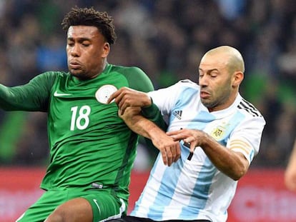 Mascherano pugna con Iwobi en el Argentina-Nigeria.