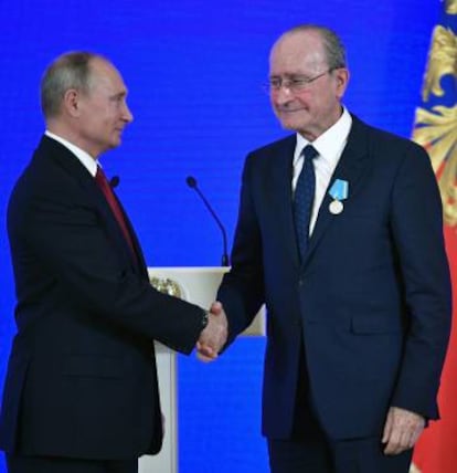 Vladímir Putin (izquierda), condecoró el pasado domingo a De la Torre por su contribución a los lazos culturales entre Rusia y España.