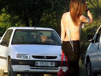 Una prostituta, en la Casa de Campo de Madrid.
