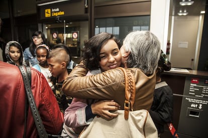 Los momentos de reencuentros se suceden cuando se abren las puertas en la sala de espera del aeropuerto. Los voluntarios de la Asociación Asturiana de Solidaridad con el Pueblo Saharaui ya reciben y atienden a los niños nada más pisar tierra española.