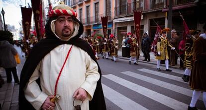 Uno de los participantes en el desfile de la Toma de Granada.