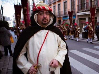 Uno de los participantes en el desfile de la Toma de Granada.