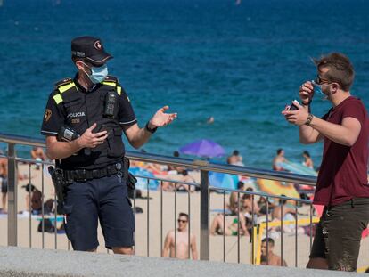 La playa del Bogatell de Barcelona este domingo. GIANLUCA BATTISTA