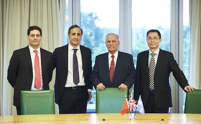 Juan Mart&iacute;n Bulgheroni, Marcos Bulgheroni, Alejandro Bulgheroni y el representante de Cnooc en Bridas, Yongjie Liu.