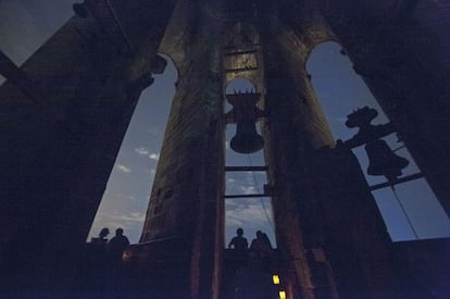 La visita nocturna a Santa Maria del Pi se hace con velas. 