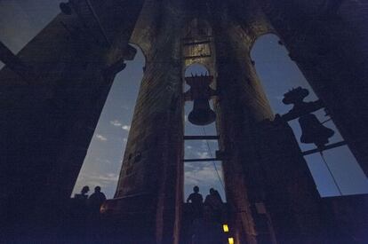 La visita nocturna a Santa Maria del Pi se hace con velas.