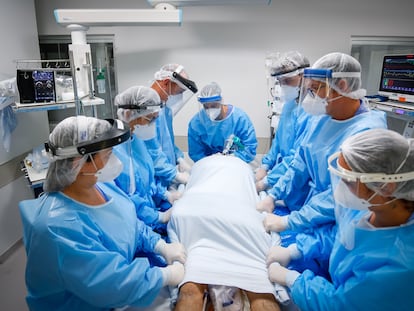 Un equipo médico trabaja este domingo en una UCI del hospital de Clínicas en la ciudad de Porto Alegre (Brasil).