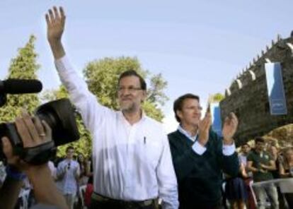 El presidente del Gobierno, Mariano Rajoy, y el titular de la Xunta, Alberto N&uacute;&ntilde;ez Feij&oacute;o, al comienzo del acto pol&iacute;tico del PP en el castillo de Soutomaior. 