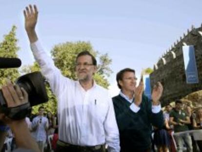 El presidente del Gobierno, Mariano Rajoy, y el titular de la Xunta, Alberto N&uacute;&ntilde;ez Feij&oacute;o, al comienzo del acto pol&iacute;tico del PP en el castillo de Soutomaior. 