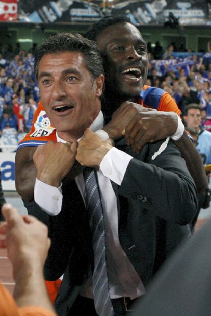 Michel y Boateng celebran la permanencia del Getafe al término del partido.