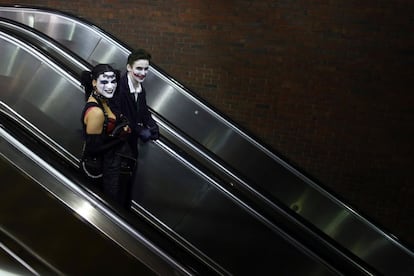 Una pareja disfrazada en las escaleras del metro de Somerville (Massachussets).