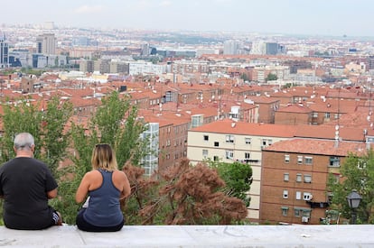 Dos personas en el cerro del Tío Pío en el barrio madrileño de Numancia, uno de los afectados por las restricciones de movilidad acordadas por el Gobierno de Madrid.