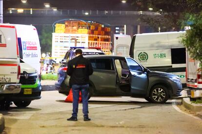 Un agente de seguridad inspecciona la zona donde fue asesinado a tiros Élmer Fernández, el 16 de mayo de 2024.