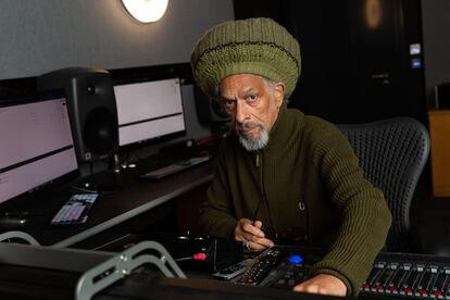 El musico ingles Don Letts posa en los estudios de Dolby en el barrio de el Soho en Londres, Reino Unido.