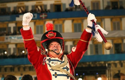 El tamborrero mayor saluda a los asistentes en la Plaza de la Constitución durante el acto de izada de la bandera de San Sebastián al ritmo de los tambores y barriles de las tamborradas donostiarras.