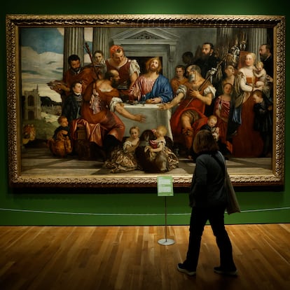 MADRID, 26/05/2025.- Un hombre contempla la obra de Paolo Veronese 'Los peregrinos de Emaús', este lunes en el Museo del Prado. El Museo Nacional del Prado presenta Paolo Veronese (1528-1588), la primera gran exposición monográfica en España del artista italiano, que mostrará más de cien obras procedentes de instituciones internacionales. EFE/Chema Moya