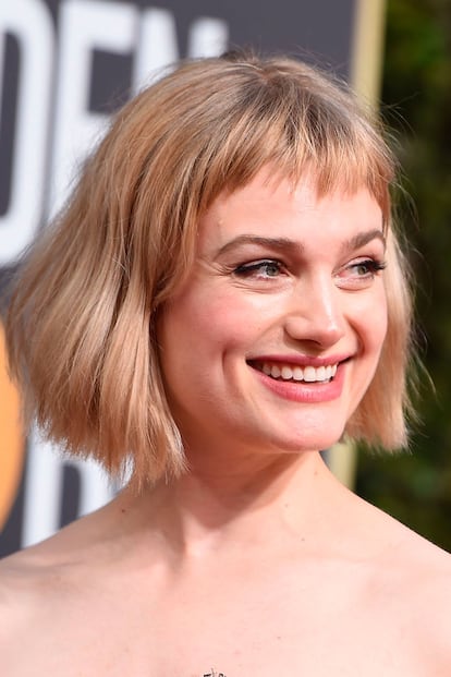 Para los Critics Choice Awards, el estilista Cristopher Naselli peinó a Alison Sudol con una melena texturizada que también llevó en los Globos de Oro. Naselli dice que siempre usa una mousse en la base del flequillo para que se quede liso mientras trabaja el resto de la melena.

 