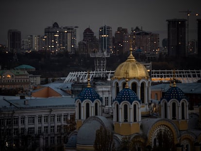Edificios de Kiev en la penumbra, al anochecer del martes.