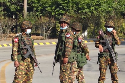 Varios soldados hacen guardia en una calle en Naypyidaw, este lunes. Los líderes civiles, incluida la propia premio Nobel de la Paz; el presidente, Win Myint, y los gobernadores de las distintas regiones, se encuentran detenidos.