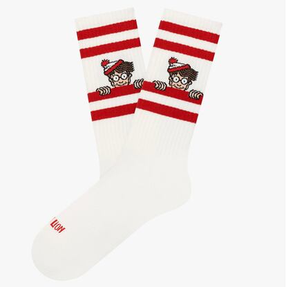 Los clásicos calcetines deportivos de estética retro se encuentran con un inesperado personaje entre sus míticas rayas: a Wally. Son de Jimmy Lion.

12,95€