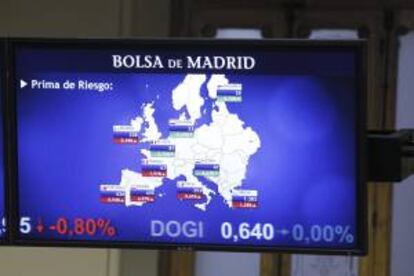 Monitor informativo en la bolsa de Madrid que muestra, entre otras, la prima de riesgo de España. EFE/Archivo