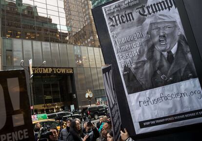 Un grupo de manifestantes se han reunido cerca de la Trump Tower, durante el primer discurso del presidente electo ante los medios. 