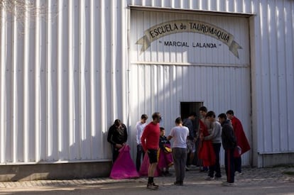 Alumnos de la escuela Marcial Lalanda, en la puerta del centro.